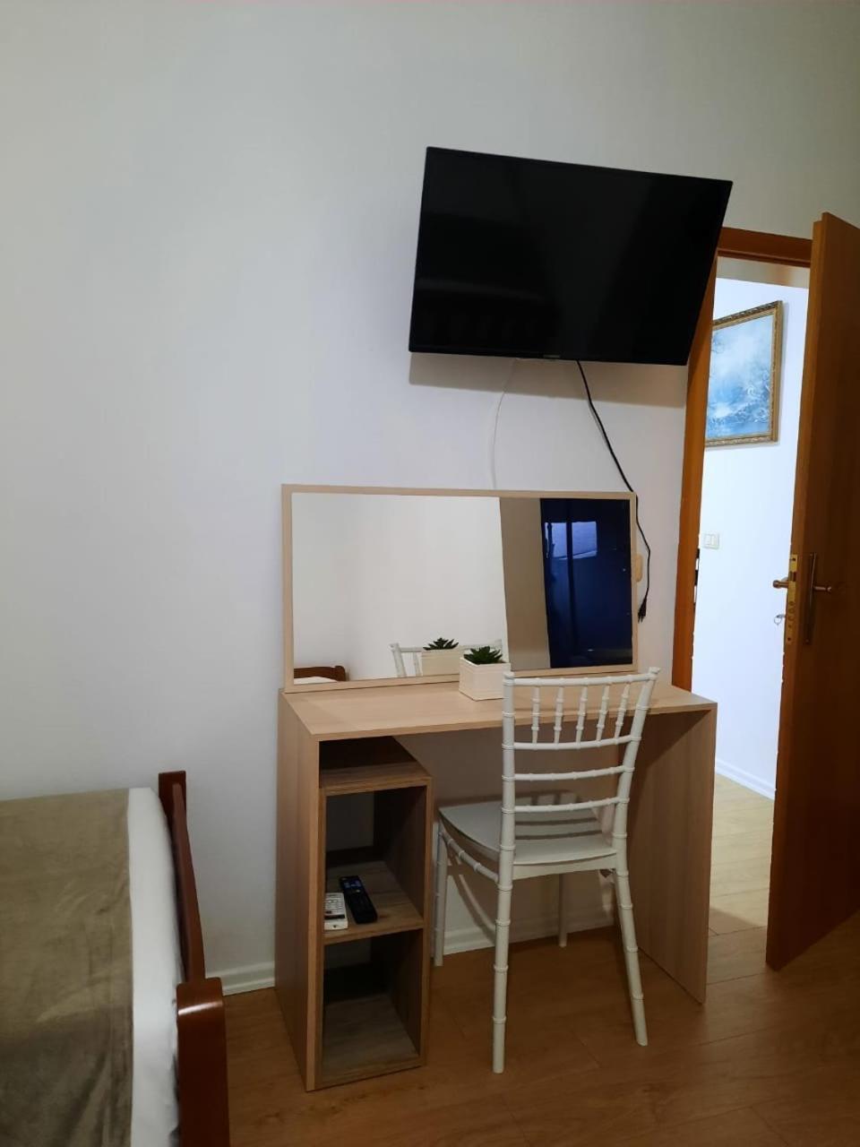 Vila M Vera Rooms With Kitchen And Apartments Durrës 外观 照片