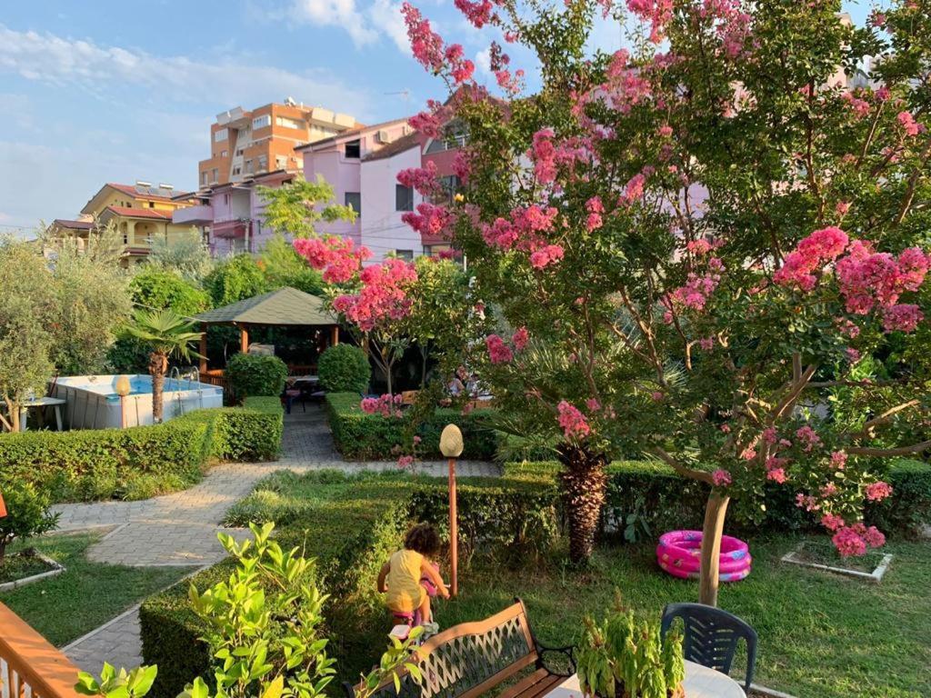 Vila M Vera Rooms With Kitchen And Apartments Durrës 外观 照片