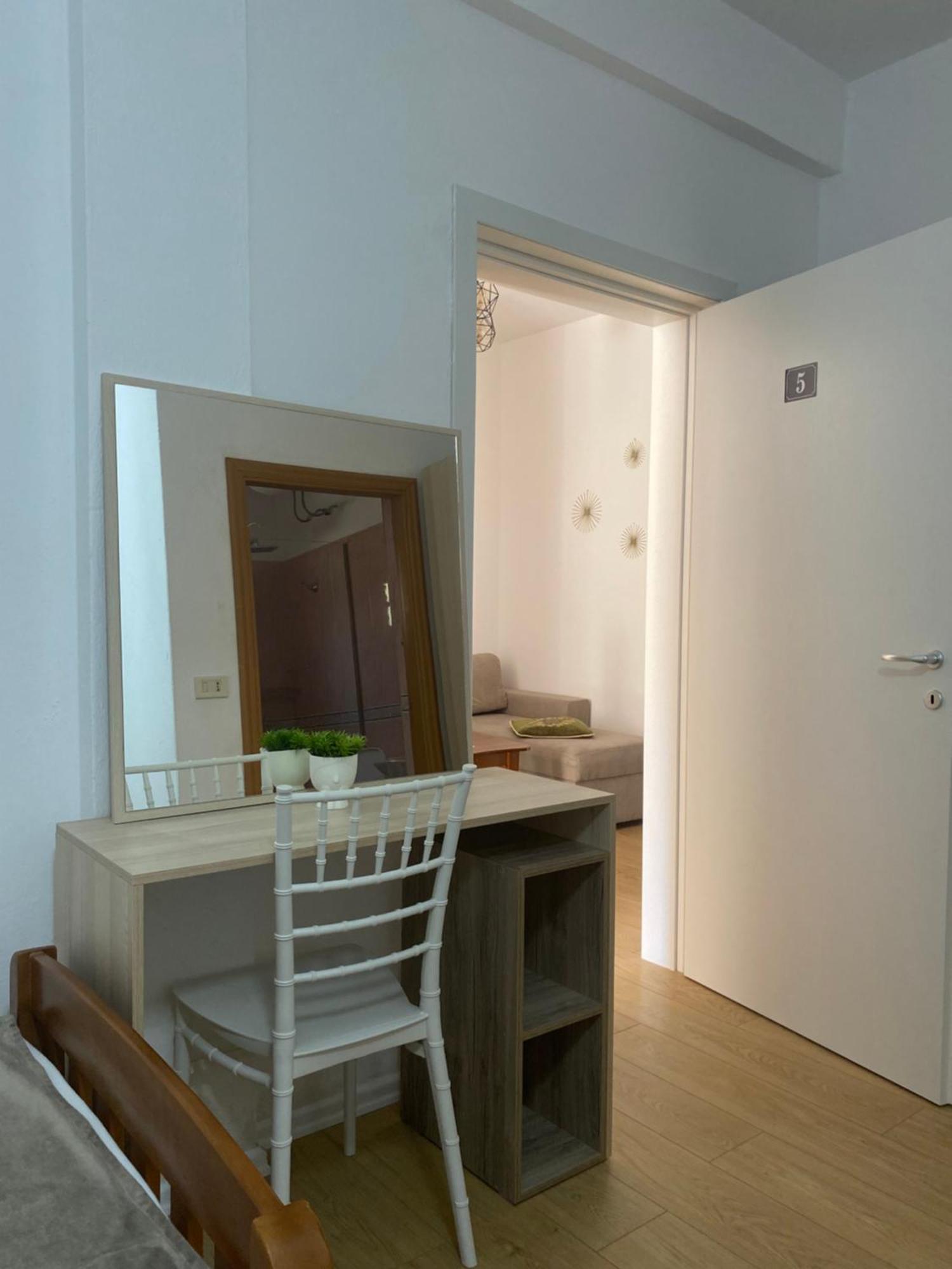 Vila M Vera Rooms With Kitchen And Apartments Durrës 外观 照片